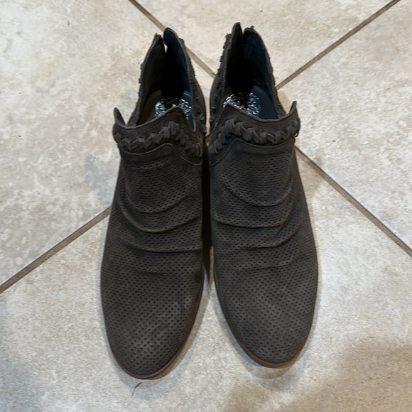 New! Vince Camuto Palmina Perforated Suede Ankle Boots 9 Booties - Picture 2 of 7